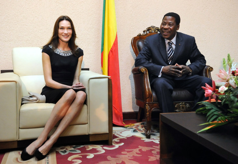 Benin President Thomas Yayi Boni (R) spe